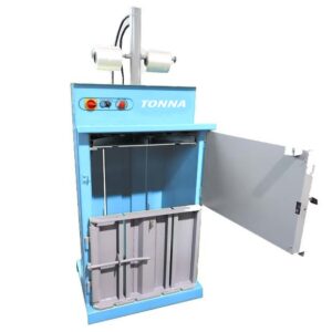 TONNA E60 PLC Kartonballenpresse mit 3 t Presskraft und geöffneter Tür